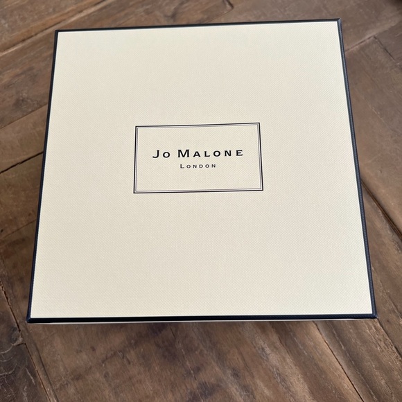 Jo Malone gift box, tissue and ribbon - Picture 2 of 5